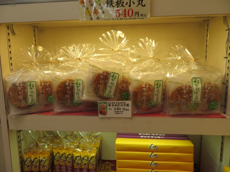 ギフト・ガーデンの棚に並ぶ片岡食品の「深谷ねぎみそ煎」