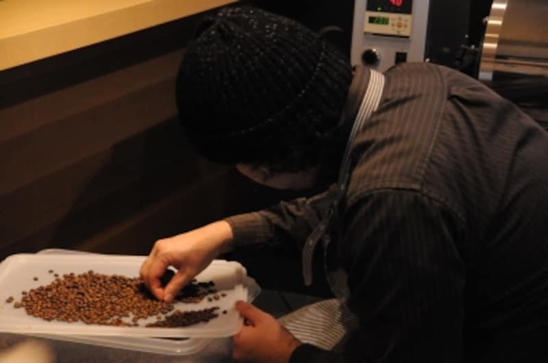 豆の選別をする杉窪さん