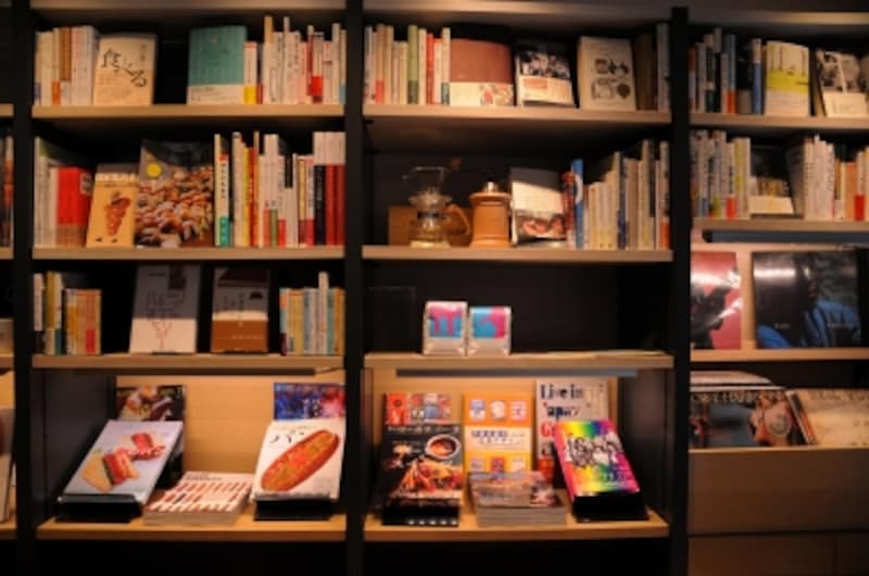 壁一面の書架。書籍、中古レコード、雑貨も販売する。