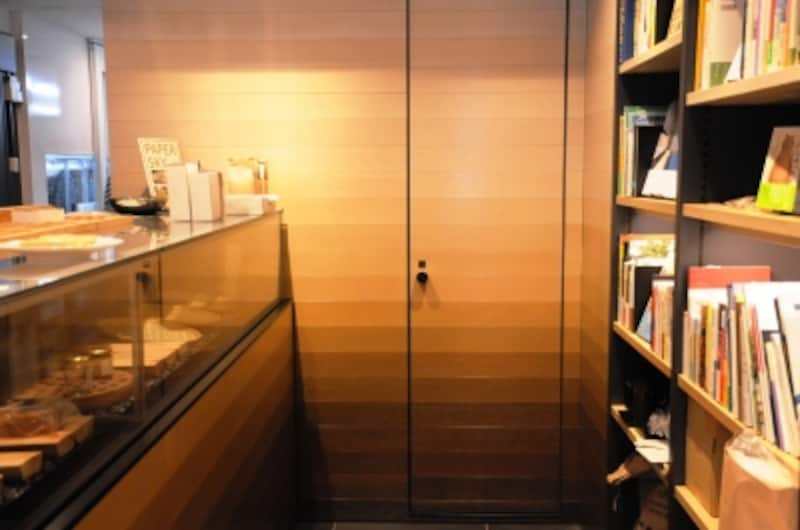 ショウケースではスイーツと青果の販売も。