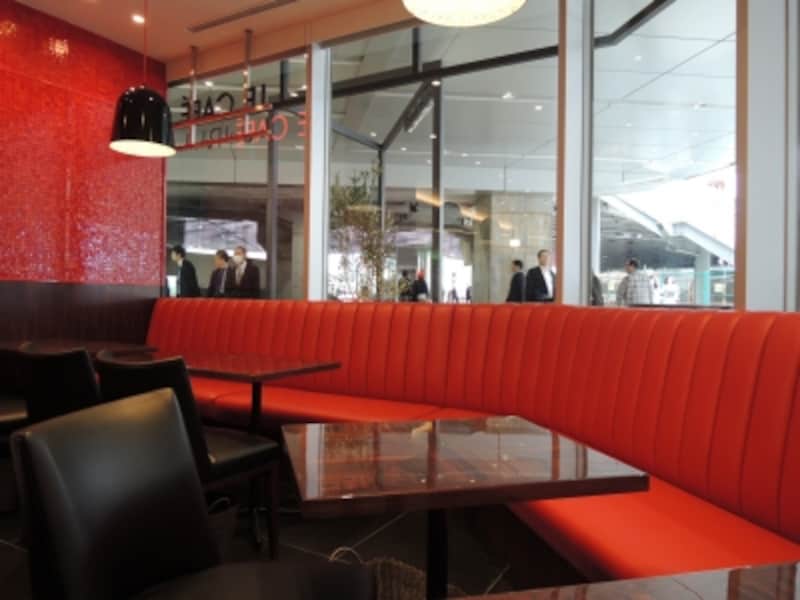 ル カフェ ドゥ ジョエル・ロブションは店内36席