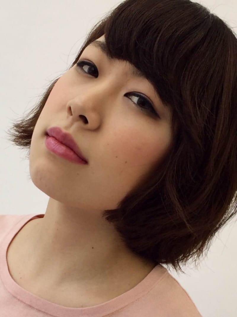 1：あご上げで新鮮な表情に