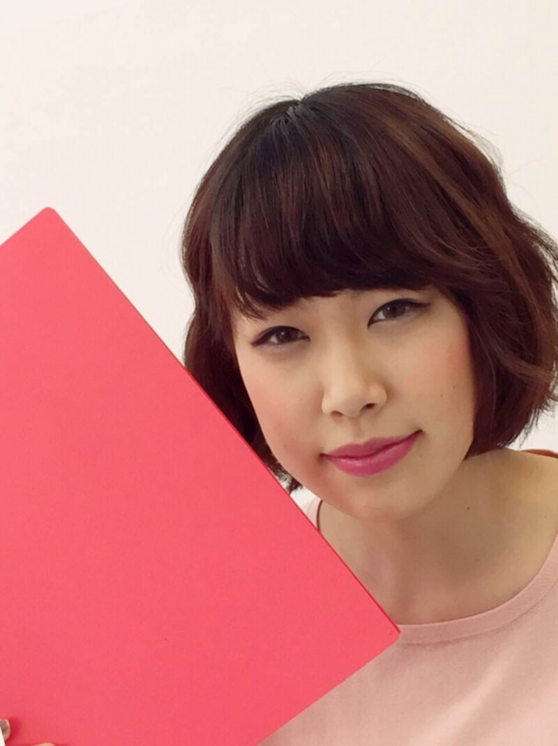 5：顔より大きい小物で対比効果