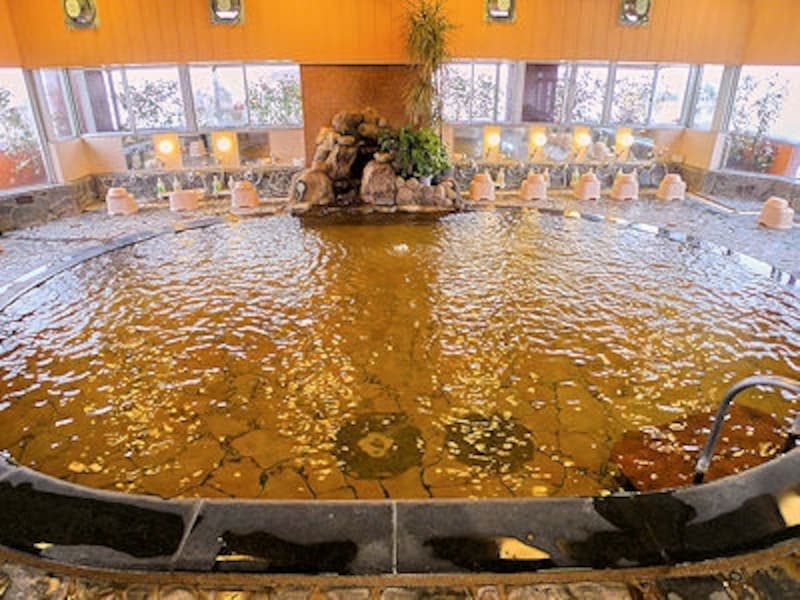 主役のような浴槽が温泉好きの琴線に触れる！ホテル三泉閣の展望大浴場