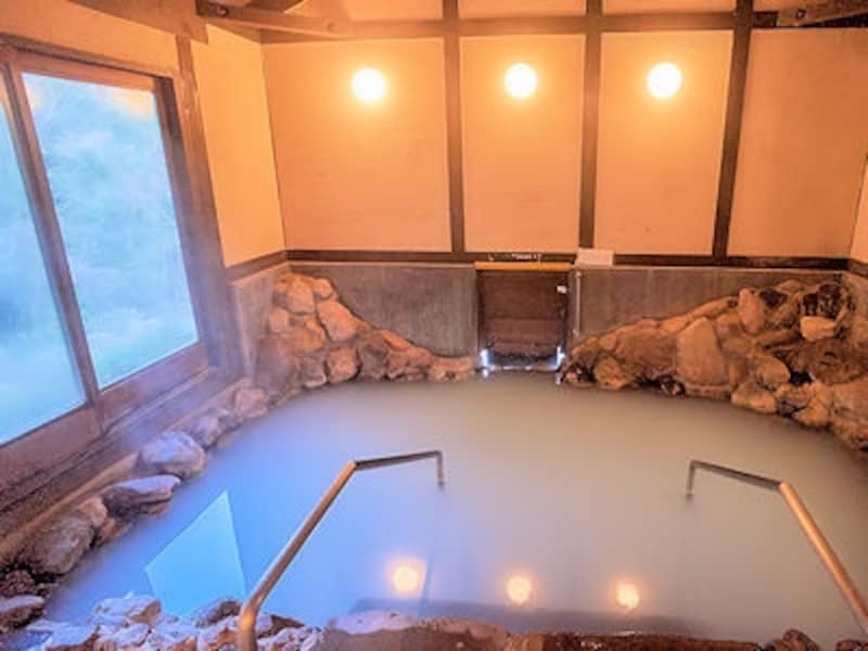 白濁硫黄泉の泉質が最高！ホテルさわやかハートピア明礬の「岩風呂」