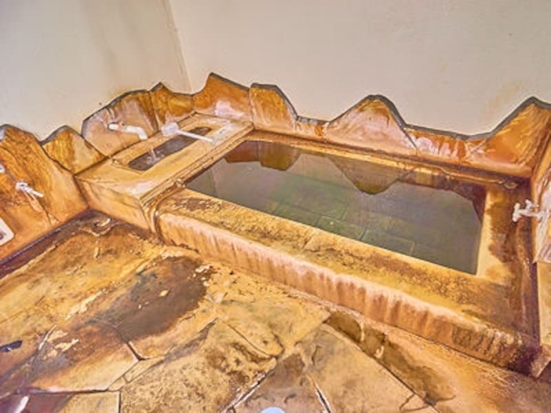 自家源泉かけ流しで析出物が温泉の良さを物語る！旅館 ちとせの浴室