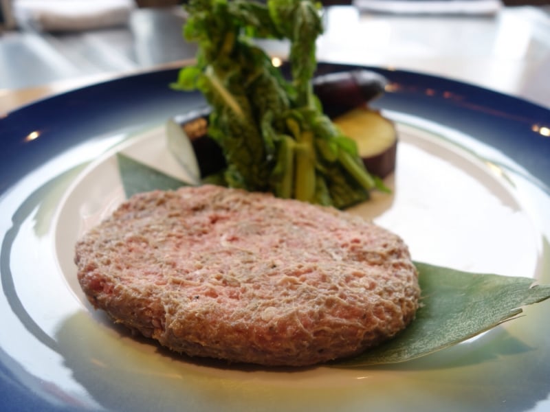 鉄板で焼く前のハンバーグと旬野菜