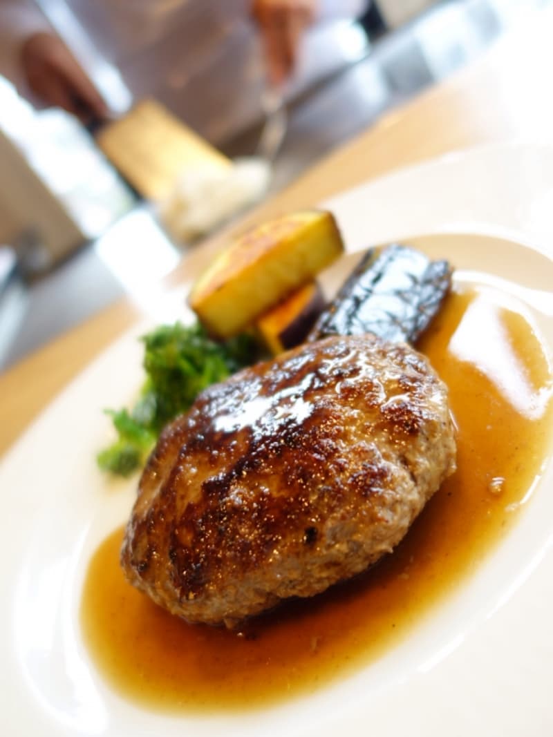 ふっくら焼き上がった熟成神戸牛ハンバーグ