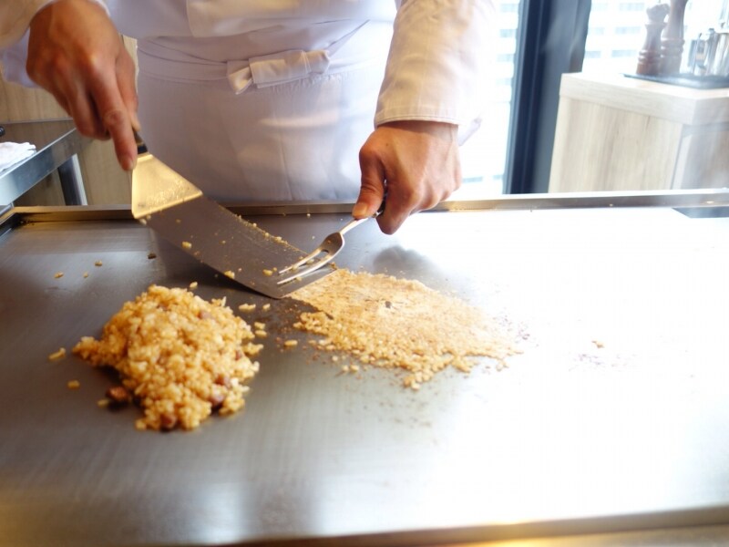 生駒シェフが鉄板でおこげを……