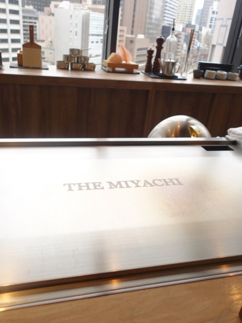 調理前のカウンターには塩でロゴが