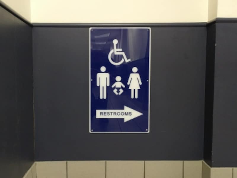 トイレのマークは日本と同じ。中央はおむつ交換台など、乳児用設備ありの意味