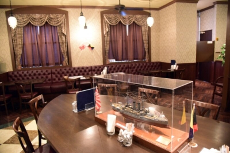 日露戦争で活躍した戦艦「三笠」の士官室をイメージしたインテリア。BGMには当時流行っていた音楽が使われ、艦内にいるかのような雰囲気