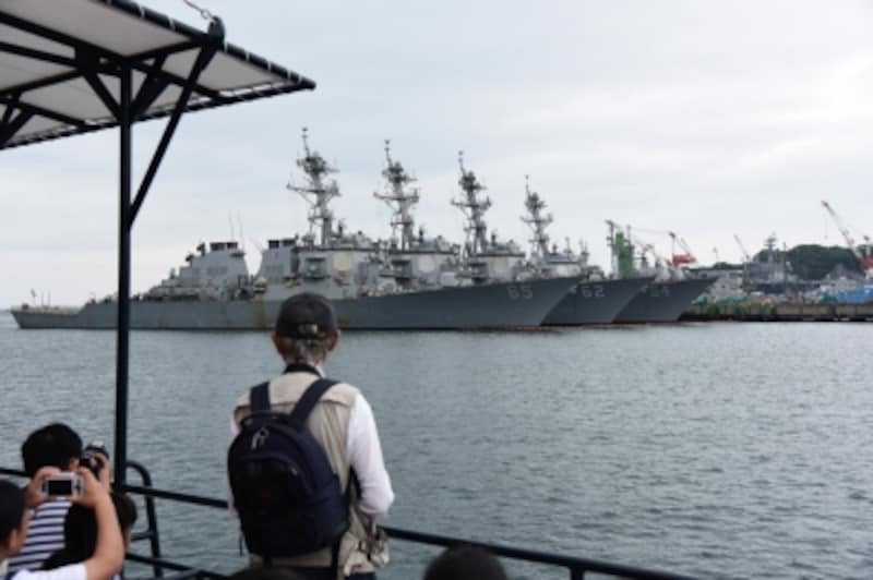 船でアメリカ海軍基地(横須賀本港)と海自司令部(長浦港)をめぐる「YOKOSUKA 軍港めぐり」は、人気のクルーズツアーだ