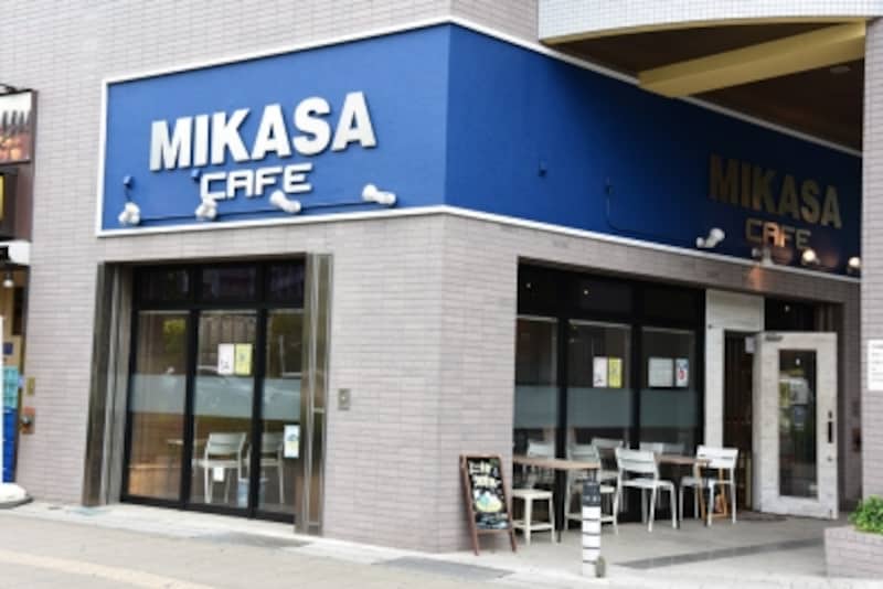 「MIKASA CAFE」店舗外観。駅近で、名所「ドブ板通り」の入口に位置し、観光にも便利なロケーションだ