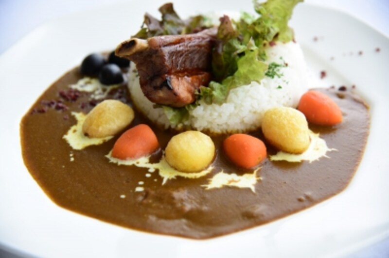 「観音崎砲台カレー」（税別1,900円）。写真のカレーにサラダも付き、ボリュームたっぷり。「浜木綿」では「砲台カレー」のほか、「海軍カレー」など全4種類のカレーを提供