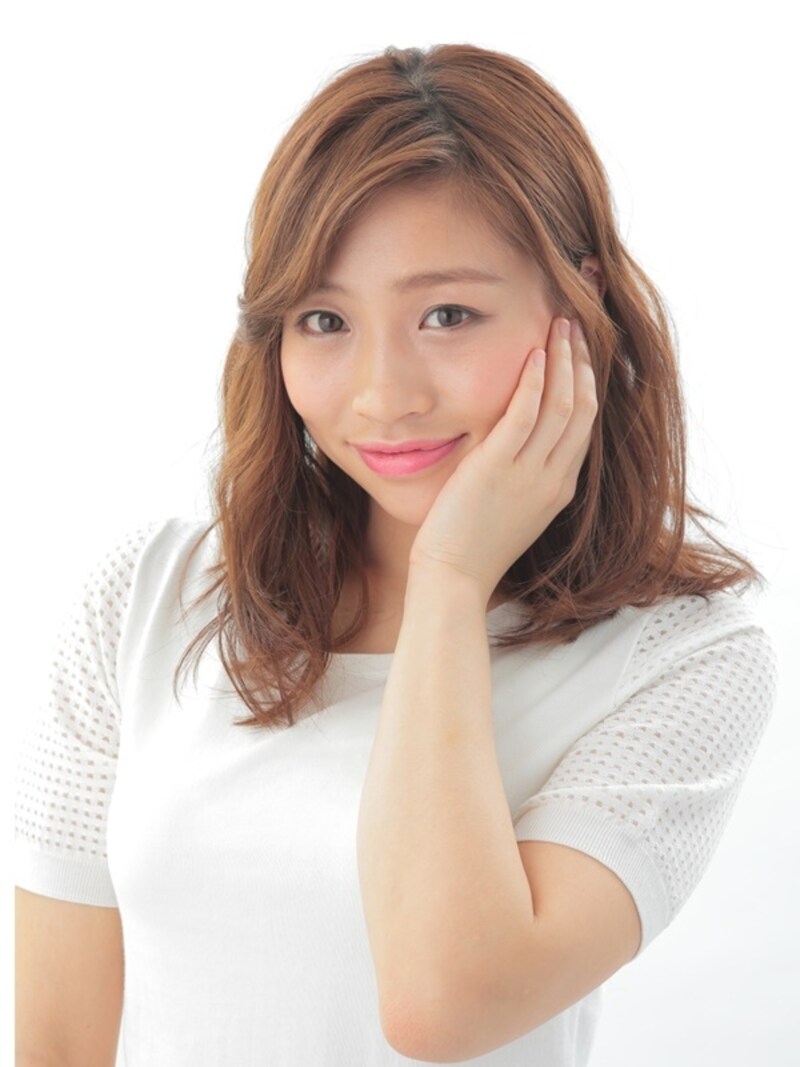 流行りの虫歯ポーズでさらに輪郭隠し