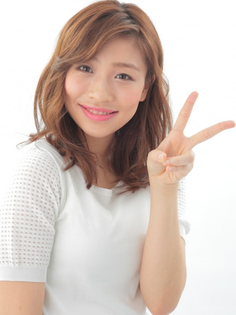 定番ピースは顔の少し前の位置に