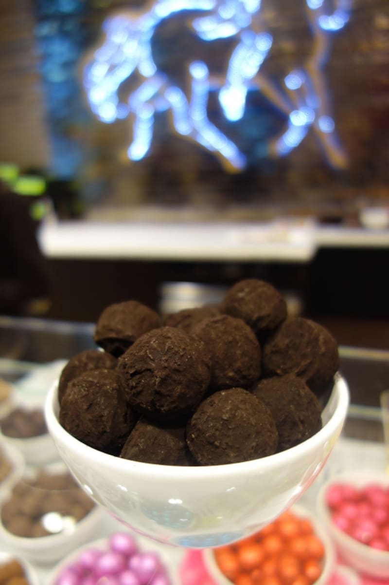 サブロン広場にあるゴディバのブティックでは「トリュフ ペルレ ノア」を1粒から購入できる