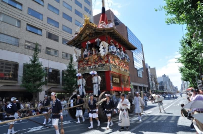 【祇園祭】最大12トンにも及ぶ巨大な山鉾が京都の街中を行く山鉾巡行