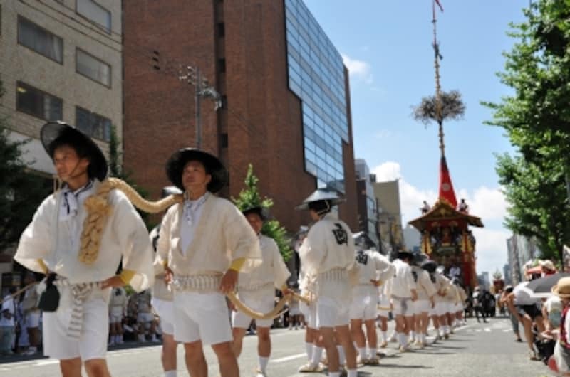 巨大な鉾が街中を巡行する姿は迫力がある。写真の「函谷鉾」は重量11.39トン。最大の「月鉾」(11.88トン)に次ぐ最大級の鉾