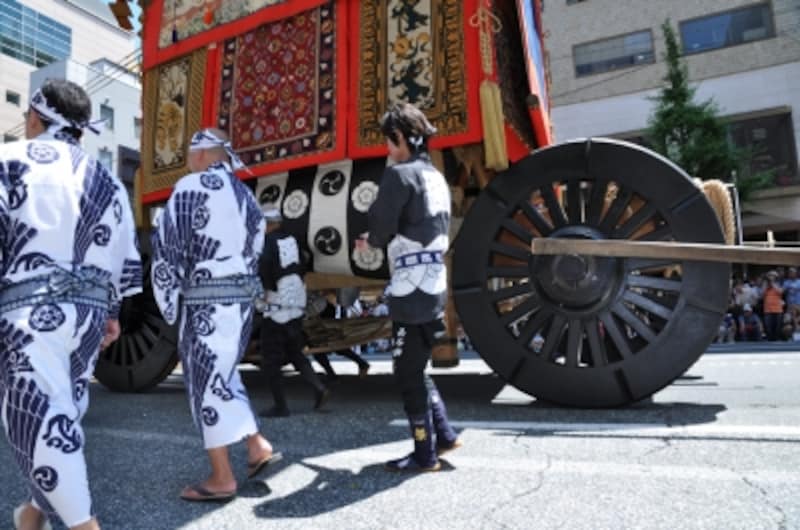 人の背丈ほどもある、祗園祭の鉾の大きな車輪