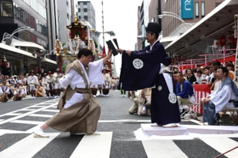 山鉾巡行の重要な儀式である「くじ改め」。巡行の順番が、くじ取り式で決まった順番か奉行(京都市長)により確認される