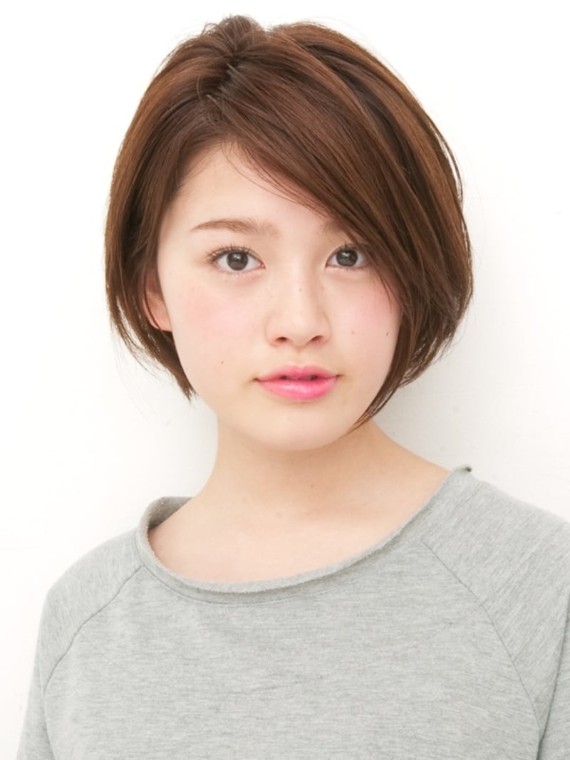 顔の余白を減らす長め前髪
