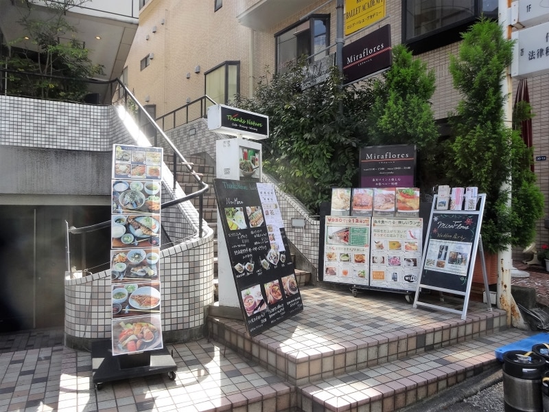 隠れ家的な店もあれば、派手にアピールしている店もある