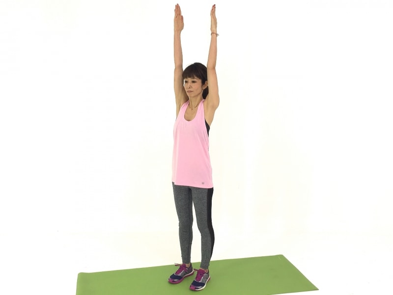 両手は耳の横から体側を伸ばし、背中も気持ちよく伸ばして!