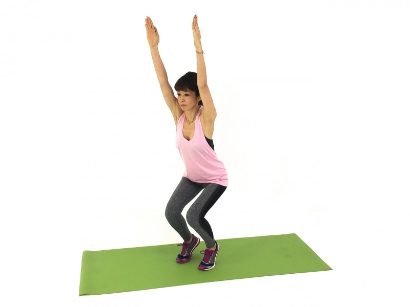 かかとはなるべく床から遠く離しましょう!この時、親指や小指の両側を使うように意識するとふくらはぎにバッチリ効きます!