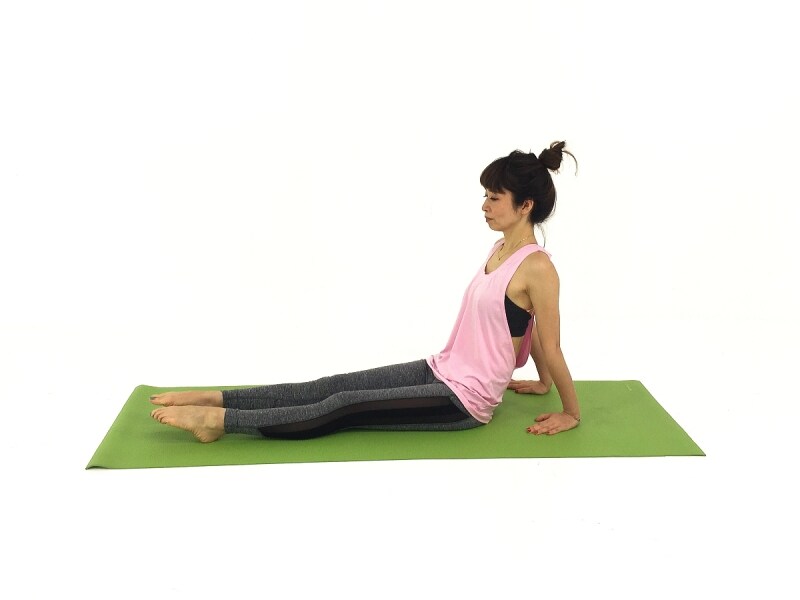 つま先は、床につけるイメージで老廃物の溜まりやすい足の甲も伸ばしてむくみ解消!