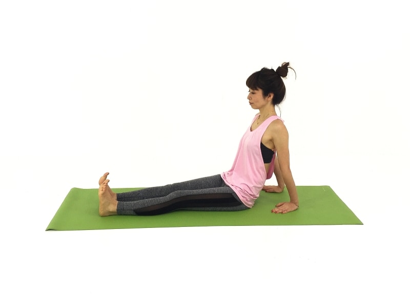 かかとをゆっくり前に押し出しながら、ふくらぎの筋肉を刺激して!下半身に溜まりやすい老廃物を上に押し上げるイメージで!