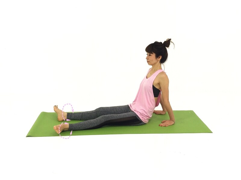 ゆっくりとつま先を回しながら、足首の状態を観察しましょう!足首が硬いと膝や股関節も動きが悪くなりやすいので、じっくり実践してみて!