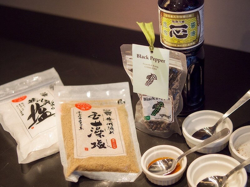 醤油や塩、オリーブ油などは購入可能。胡椒のフルーティーさに感嘆！