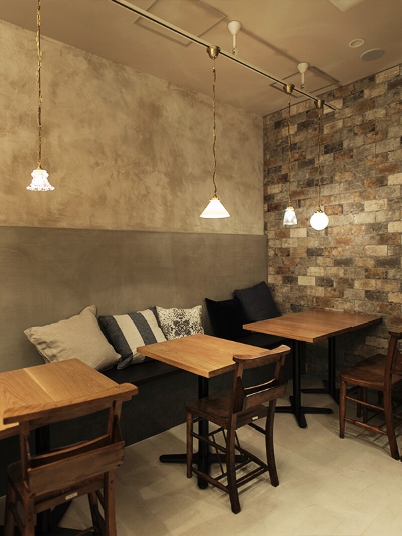 ゆっくり食事を楽しみたいときはテーブル席で。