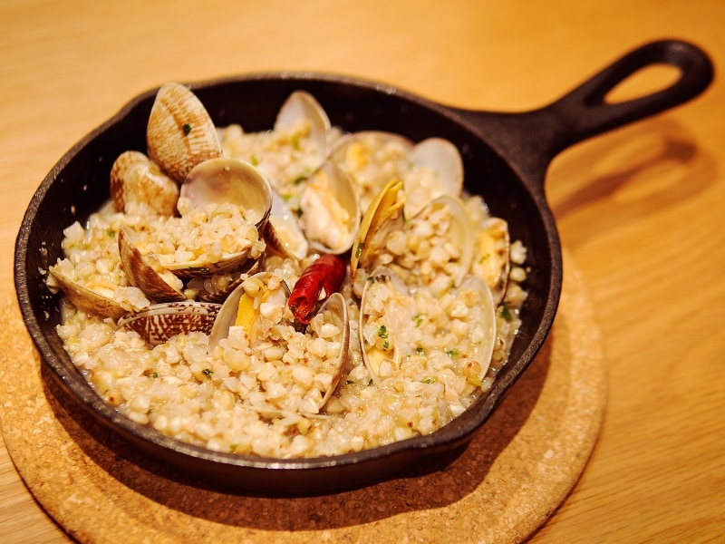 熱々のスキレットで、アサリと蕎麦の実のリゾット