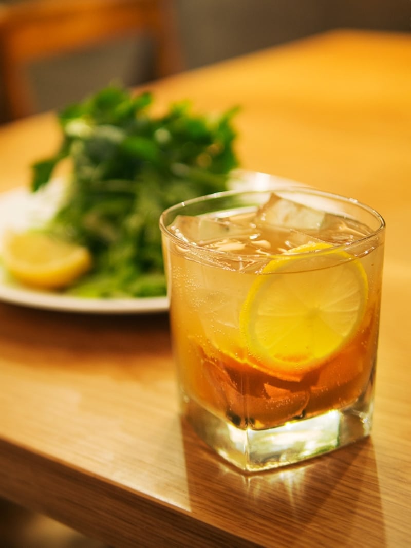 爽やかなおいしさに目が覚める！自家製ジンジャーエールのジンジャーシロップと、パクチーと水菜のサラダ