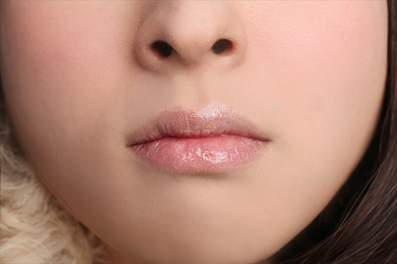 女装メイクの口元は、髭を隠して唇もプルンと!