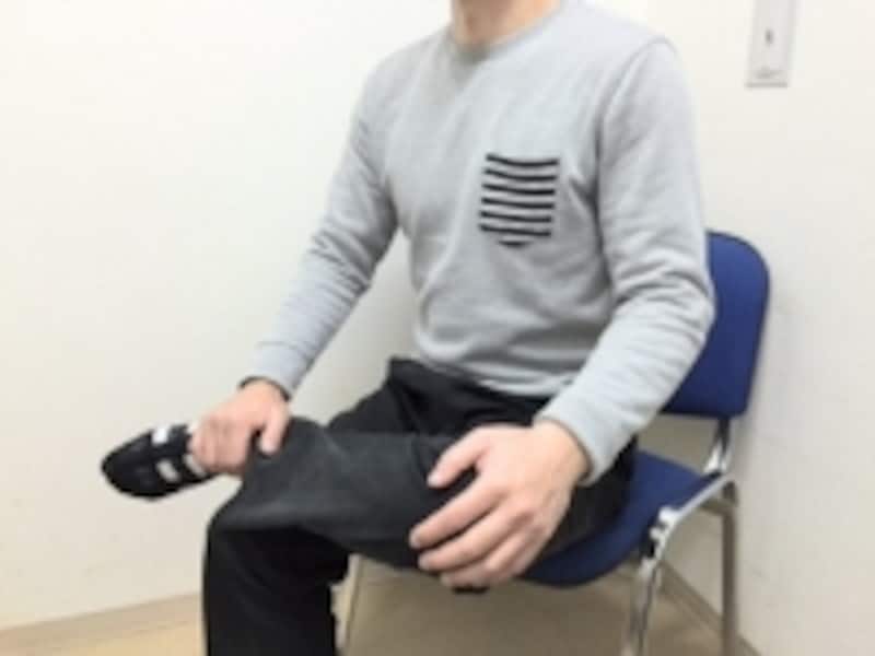 組んだ下肢が床と平行になるかどうかは、股関節の硬さも関係しているため無理はしないでください