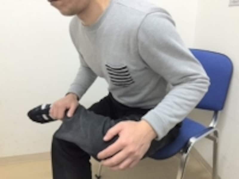 背スジは伸ばしたままで、脚の付け根から上半身を倒すように意識しましょう