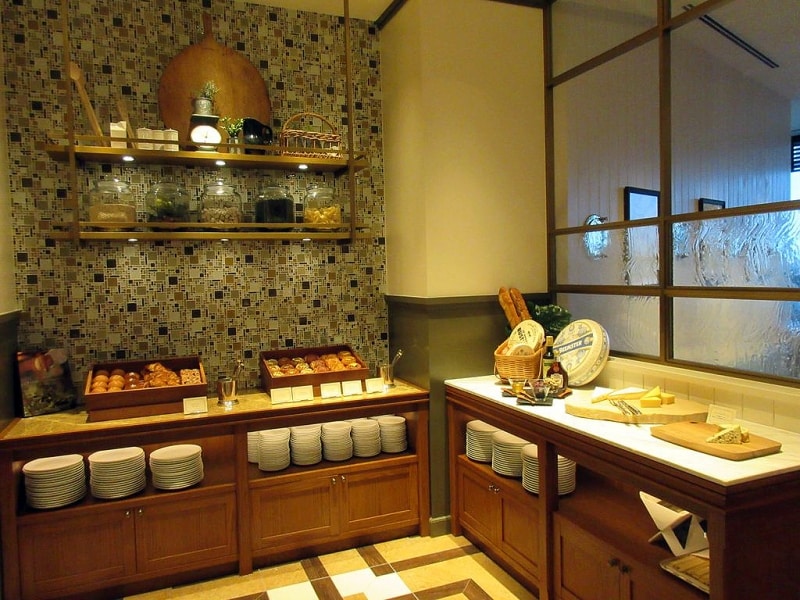 パンとチーズのブッフェ台