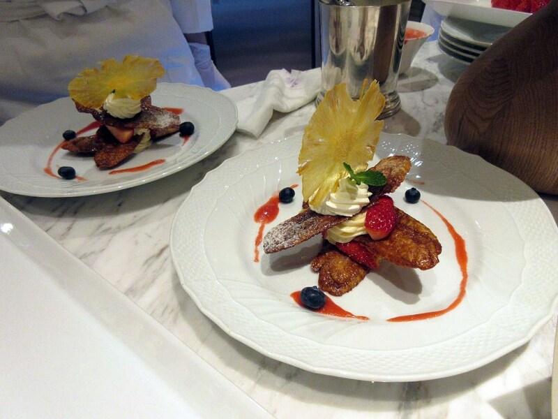 「インターコンチネンタル カールトン カンヌ」で提供されていたデザート フルーツのパイ飾りレモンピール入り ムッスリーニクリーム添え