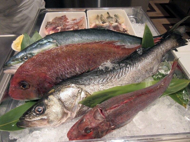 各地より取り寄せた日替わり魚介の鉄板焼き