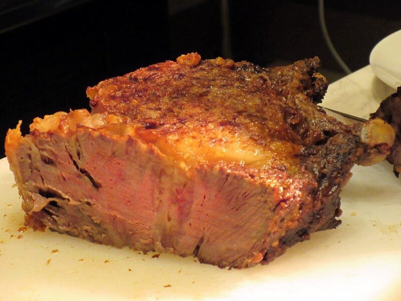 厳選された国産牛の骨付きリブロースのグリル