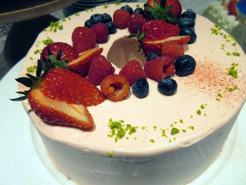 高原ゴールド（岩手ファーム）の濃厚卵と苺のふわふわシフォンケーキ