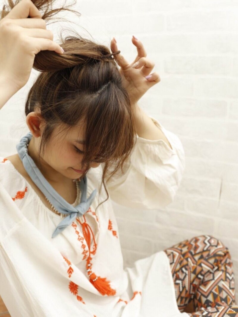 高い位置でポニーテールに