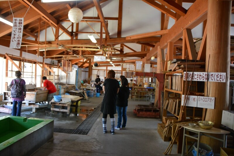 細川紙の製法を実演してくれる東秩父村和紙の里