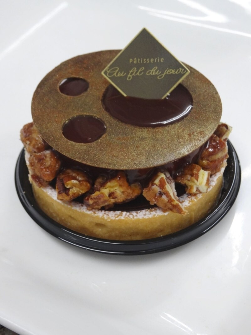 「パティスリー オー フィル ドゥ ジュール」の「タルト キャラメル ペカン」（税別480円）