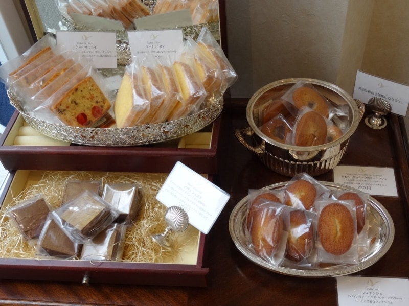 「パティスリー オー フィル ドゥ ジュール」の「パヴェショコラ」（税別320円）、「フィナンシェ」（税別200円）など個包装の焼き菓子。