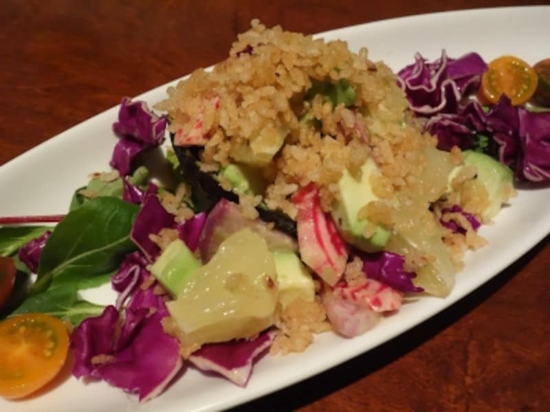 アボカドとフランス産スモーク合鴨のパワーサラダ（800円・税別）